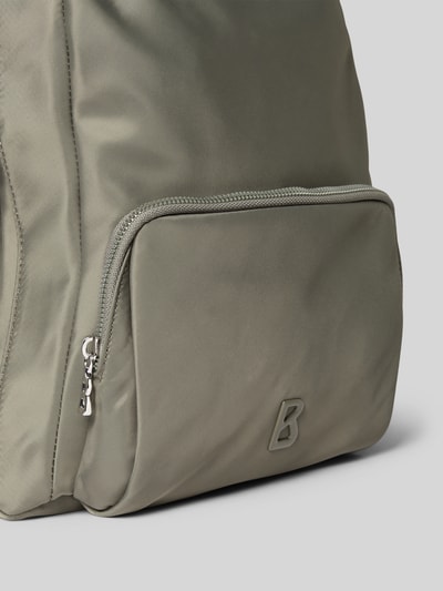 Produktfoto, Rucksack mit Label-Detail Modell 'verbier play 1.0' von BOGNER in dezentem Grün mit Reißverschluss, glatte Textur, Hauptfach, Tragehenkel, verstellbare Schulterriemen, Breite 29 cm, Länge 34 cm, Tiefe 13 cm, Länge Schulterriemen 27 cm.