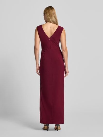 Frauenmodel trägt Abendkleid mit Raffungen von Adrianna Papell in Dunkelrot, Material-Mix mit Stretch, tailliert, Ganzkörperansicht Rückansicht.