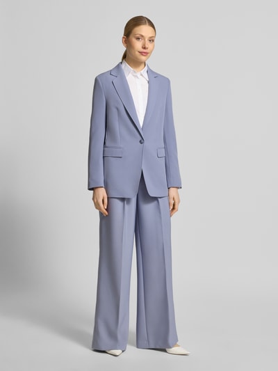 Frauenmodel trägt taillierten Longblazer mit Reverskragen Modell 'JABLA3' von BOSS Orange in Unifarbe, Regular Fit, langarm und Pattentaschen, Chiffon-Material, Ganzkörperansicht von vorne.