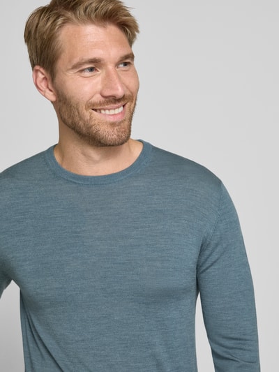 Männermodel trägt sweter z dzianiny z wełny model 'Margrate' od Matinique, okrągły dekolt, prosty krój, prążkowane wykończenia, czysta wełna, długość tyłu w rozmiarze M: 63 cm, długość rękawów w rozmiarze M: 69 cm, kolor niebieskoszary, tekstura gładka. Nahaufnahme górnej części ciała.