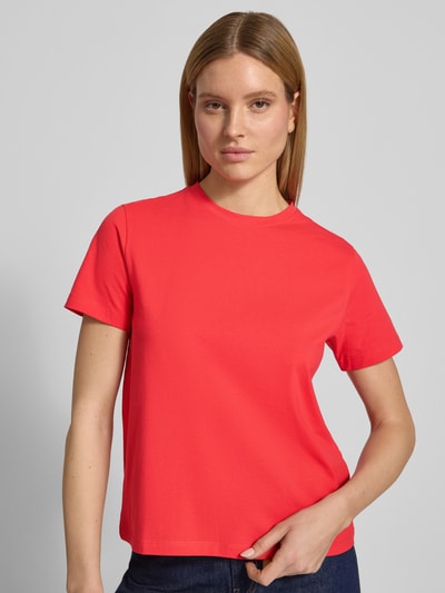 Frauenmodel trägt T-Shirt mit geripptem Rundhalsausschnitt Modell 'NORA' von Vila aus Baumwoll-Elasthan-Mix, Lockerer-Schnitt, Ganzkörperansicht von vorne. Rückenlänge bei Größe S: 60 cm.