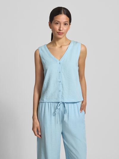 Kobiece modelka nosi Regular Fit Bluzę z mieszanki wiskozy model 'Daria' od MSCH Copenhagen, jasnoniebieska, faktura gładka, dekolt w serek, listwa guzikowa, krój bez rękawów, długość tyłu w rozmiarze S: 49 cm, ujęcie całej sylwetki z przodu.