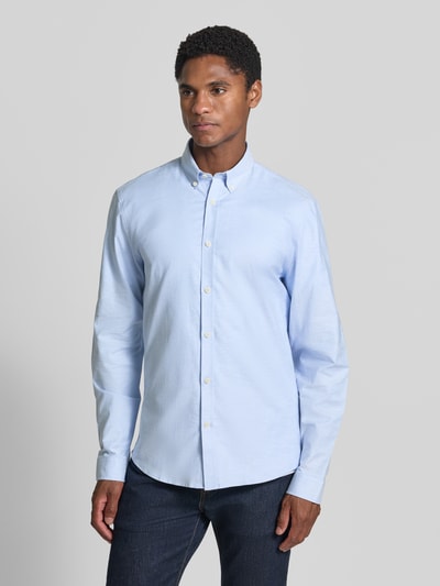 Männermodel trägt Regular Fit Freizeithemd aus Baumwoll-Mix Modell 'Oxford' von Lindbergh in hellblau, glatte Struktur, Ganzkörperansicht von vorne. Baumwoll-Elasthan-Mix, Button-Down-Kragen, 1-Knopf-Manschetten, abgerundeter Saum, Rückenlänge 77 cm, Schulterbreite 44 cm, Ärmellänge 66 cm.