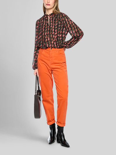 Vrouwenmodel draagt Regular Fit blouse in all-over look met druppelvormige hals van Marc Cain, chiffon, ruglengte 61 cm, mouwlengte 64 cm, Ganzkörperansicht van voren.