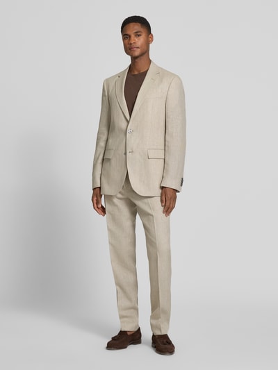 Männermodel trägt Regular Fit Anzughose aus Leinen-Mix Modell 'LEON' von BOSS, meliert, Eingrifftaschen, Ganzkörperansicht von vorne.
