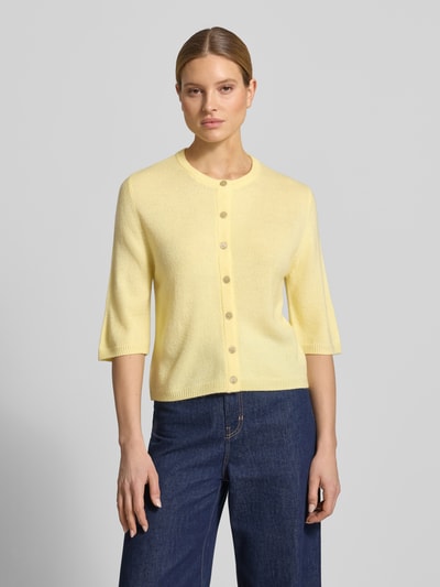Modelka nosi Regular Fit Strickjacke mit Alpaka-Anteil von s.Oliver RED LABEL, efekt: jednolity kolor, drobny splot, listwa guzikowa, okrągły dekolt, rękaw o dł. 1/2, prążkowane zakończenie rękawów i dołu, widok z przodu, ujęcie całej sylwetki.