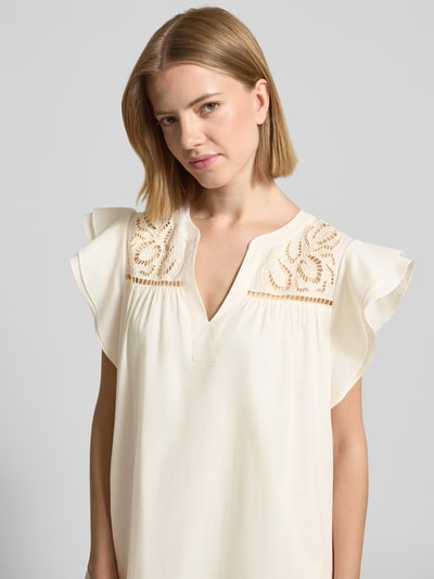 Frauenmodel trägt Relaxed Fit Minikleid mit Loch-Stickerei von ROBE LÉGÈRE in Creme, reine Baumwolle, Tunika-Ausschnitt, Nahaufnahme Oberkörper.