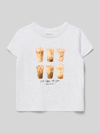 Mädchen trägt T-Shirt mit Label-Detail Modell 'CLASSIC' von Abercrombie&Fitch, hellgrau, Print mit sechs Iced Coffee Bechern, Baumwollmischung, Rundhalsausschnitt, gerader Schnitt, Nahaufnahme Oberkörper.