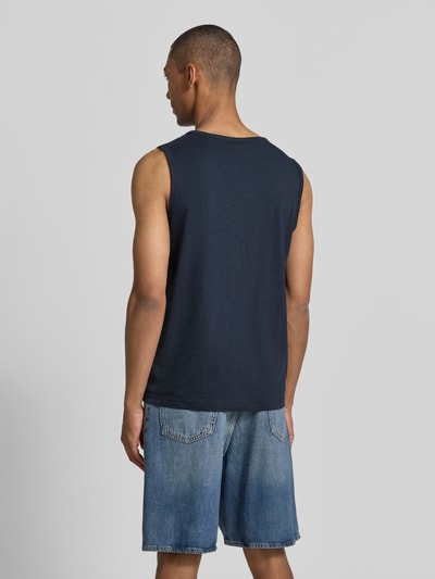 Männermodel trägt Tanktop mit Statement-Print und Rundhalsausschnitt von Lerros aus Reine Baumwolle, Regular-Fit, Rückenlänge 67 cm, Ganzkörperansicht Rückansicht
