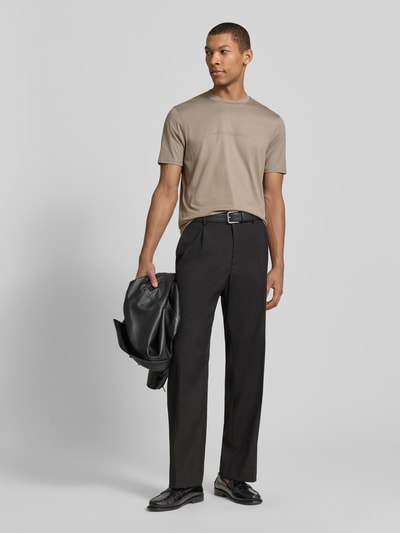 Männermodel trägt Regular Fit T-Shirt mit Logo-Detail von Emporio Armani in Beige, Reine Baumwolle, Rundhalsausschnitt, Rückenlänge 68 cm, Ganzkörperansicht von vorne.