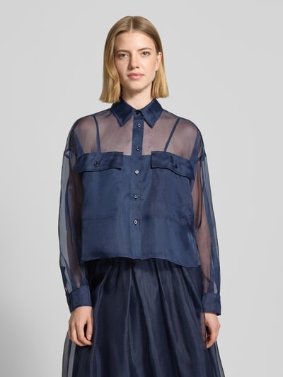 Frauenmodel trägt Boxy Fit Langarmbluse aus semitransparenter Seide Modell 'COLOMBIA' von Weekend Max Mara in Optik: Unifarben, Hemdblusenkragen, mit separatem blickdichtem Trägertop aus reiner Baumwolle, einreihige Knopfleiste, Brustleistentaschen, Ärmel mit Manschette, Farbe Dunkelblau, leichte und glatte Textur, Ganzkörperansicht von vorne.