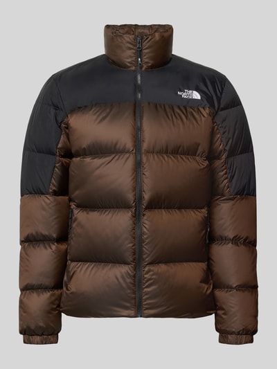 Produktfoto, braune und schwarze Steppjacke Regular Fit Jacke mit Daunen-Feder-Füllung Modell 'Diabolo' von The North Face, Stehkragen, Logo-Stitching, strukturierte Textur, Herren Jacke, Vorderansicht