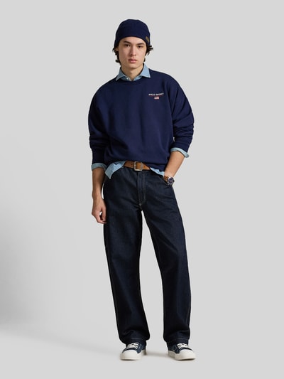 Männermodel trägt Relaxed Fit Sweatshirt aus Baumwoll-Mix von Polo Ralph Lauren in Dunkelblau, unifarben, Rundhals, Langarm, Ganzkörperansicht von vorne
