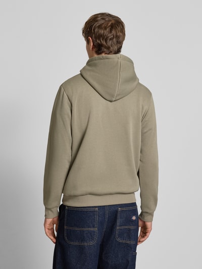 Männermodel trägt Hoodie mit Kapuze Modell 'BRADLEY' von Jack & Jones in Khaki, lockerer Schnitt, Rückenansicht, Ganzkörperansicht Rückansicht.