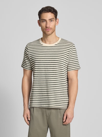 Männermodel trägt Regular Fit T-Shirt aus Baumwoll-Mix Modell 'KEVIN' von SELECTED HOMME mit Allover-Muster, gestreift, Rundhals, Kurzarm, Feinstrick, Ganzkörperansicht von vorne.