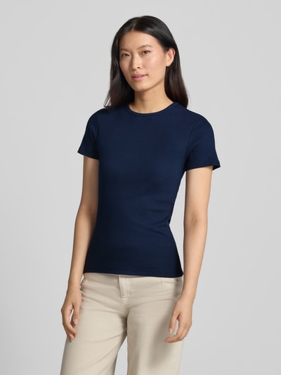 Kobiece model nosi Slim Fit T-Shirt aus elastischem Baumwoll-Mix von MORE, damski t-shirt z mieszanki bawełny i elastanu, prążkowane, okrągły dekolt, krój z krótkim rękawem, długość tyłu w rozmiarze 36: 57 cm, zdjęcie całej sylwetki z przodu.