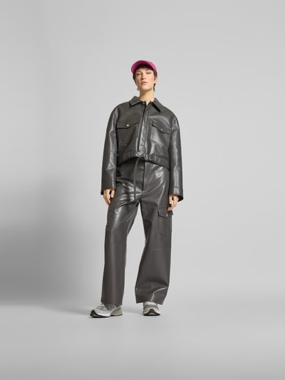 Nanushka Cropped Jacke in Leder-Optik Dunkelgruen 1