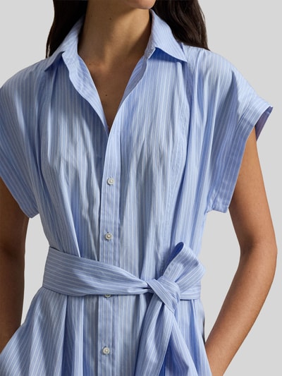 Frauenmodel trägt Tailliertes Hemdblusenkleid aus reiner Baumwolle von Polo Ralph Lauren, hellblau, Bindegürtel, Logo-Stitching, Nahaufnahme Oberkörper.