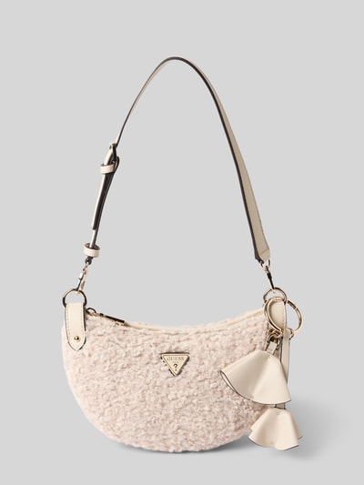 Produktfoto, cremefarbene Handtasche aus Teddyfell Modell 'KATIE' von GUESS mit Label-Applikation und Schulterriemen vor grauem Hintergrund.