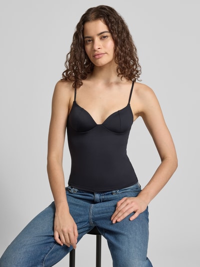Frauenmodel trägt Slim Fit Top mit Shaping-Effekt von Gina Tricot, elastischer Material-Mix, Spaghettiträger, dunkle Farbe, Nahaufnahme Oberkörper.