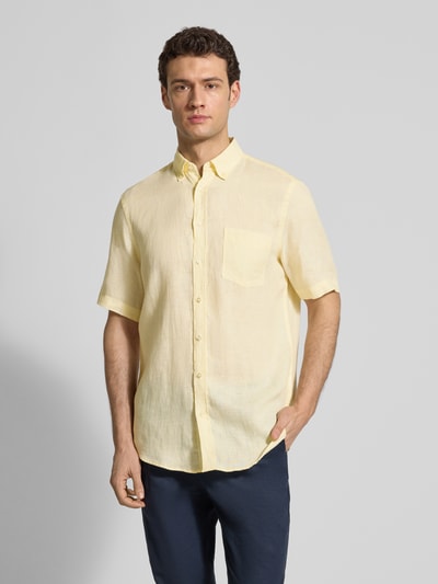 Męski model nosi Regular Fit Freizeithemd aus Leinen von Christian Berg Men, koszula lniana, krój regular fit, jasny żółty, widok całościowy z przodu.