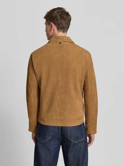 Mannenmodel draagt Lederjacke aus Schafsnubuk mit Reißverschluss Modell 'TRIVEN' van MAURITIUS, regular fit, pure schapen nubuck, overhemdkraag, rits en ritszakken, bruine tinten, gladde textuur, volledig lichaam achteraanzicht.