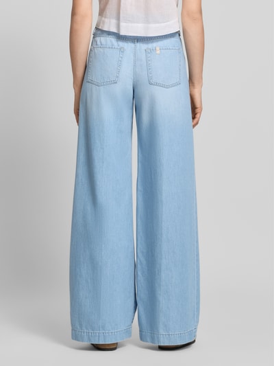 Vrouwenmodel draagt Wide Leg Jeans model 'FLARE' van Liu Jo White, mix van katoen en lyocell, steekzakken, wide leg, ganzkörperansicht rückansicht.