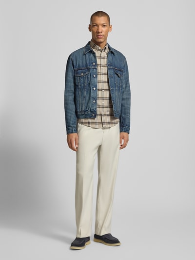 Männermodel trägt Regular Fit Freizeithemd aus reiner Baumwolle Modell 'LIAM' von BOSS mit kariertem Allover-Muster, Ganzkörperansicht von vorne.