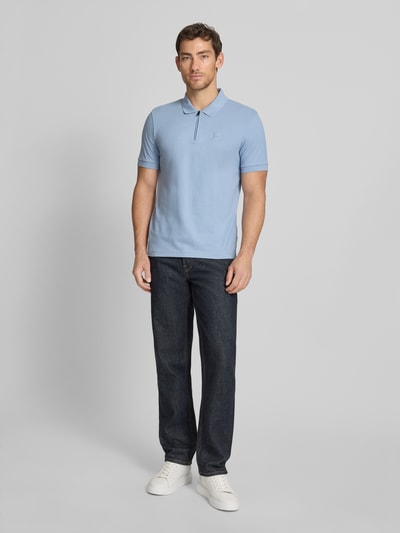 Männermodel trägt Slim Fit Poloshirt aus Baumwoll-Mix Modell 'PASSERZIP' von BOSS Orange, Optik: Unifarben, Ganzkörperansicht von vorne.