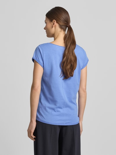 Frauenmodel trägt Damen T-Shirt mit Rundhalsausschnitt von Christian Berg Woman in Blau, Reine Baumwolle, Regular-Fit, Rollsaum, Rückenlänge 61 cm, Ganzkörperansicht Rückansicht.