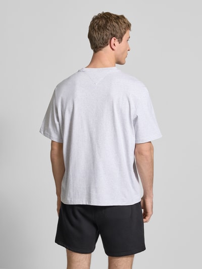 Männermodel trägt Regular Fit T-Shirt aus reiner Baumwolle von Tommy Jeans in Optik: Unifarben, Webware, Ganzkörperansicht Rückansicht.