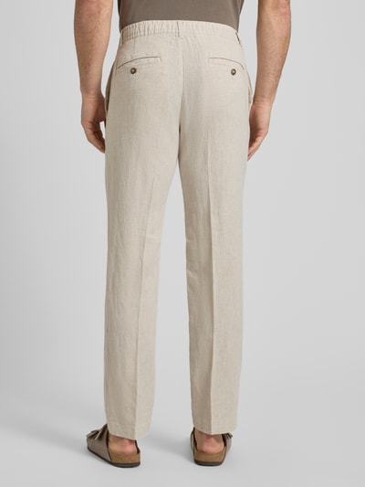 Männermodel trägt Straight Leg Leinenhose mit Tunnelzug Modell 'LEROY' von SELECTED HOMME, Unifarben, Leinen-Baumwolle-Mix, Flammgarn, Ganzkörperansicht Rückansicht.