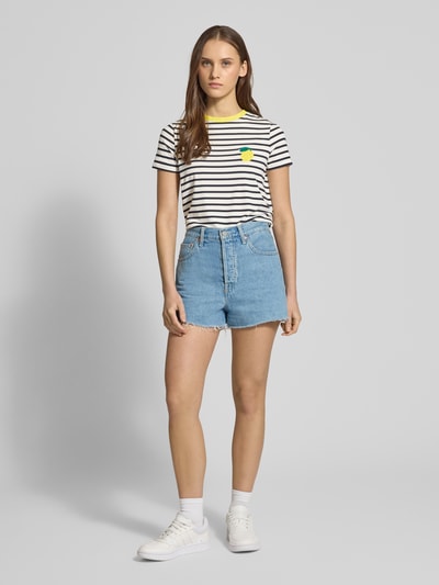 Frauenmodel trägt Regular Fit T-Shirt aus Viskose-Mix Modell 'HEART LIFE' von Only mit Allover-Muster und Frottee-Besatz, Ganzkörperansicht von vorne.