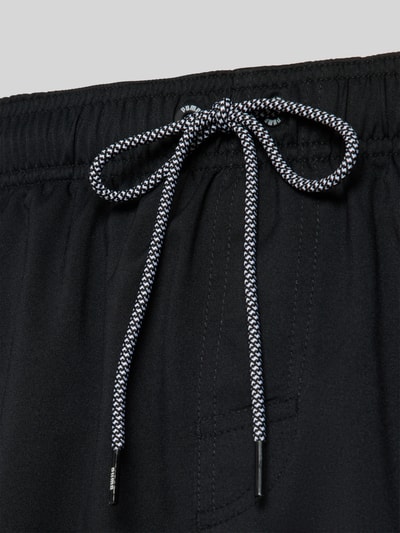 Produktfoto, Badehose mit Seitentaschen und Klettverschlusstasche hinten von PUMA in Schwarz, elastischer Bund, Nahaufnahme Oberkörper