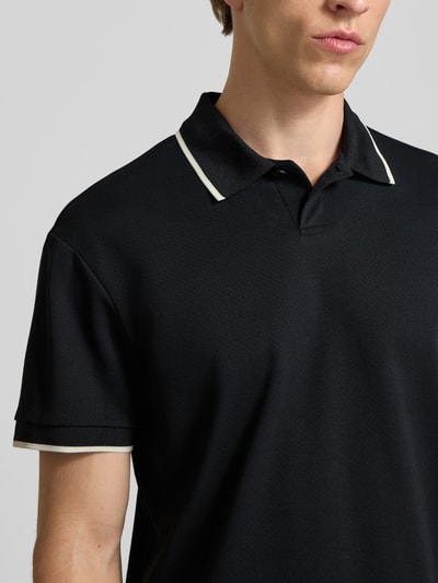 Männermodel trägt Regular Fit Poloshirt aus Baumwoll-Mix Modell 'TOMON' von Only & Sons, unifarben, Nahaufnahme Oberkörper
