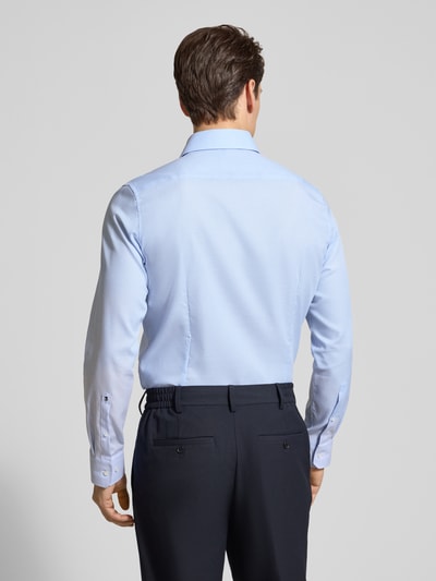 Männermodel trägt Slim Fit Business-Hemd aus katoen met Kent-kraag van SEIDENSTICKER, lichtblauw, fijne structuur, rugaanzicht, ganzkörperansicht rückansicht.