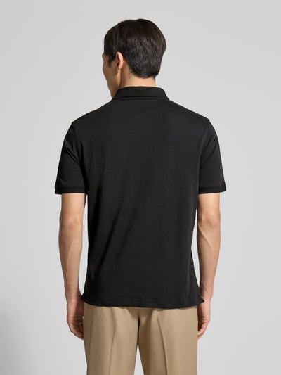 Männermodel trägt Regular Fit Poloshirt mit Logo-Stitching von Fynch-Hatton, reine Baumwolle in Schwarz, Rückenlänge 69 cm, Ganzkörperansicht Rückansicht.