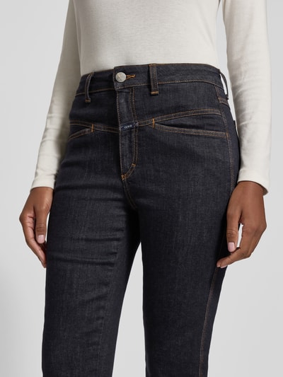 Frauenmodel trägt Jeans mit Eingrifftaschen von Closed, dunkler Baumwoll-Mix mit Stretch-Anteil, Gerader-Schnitt, Nahaufnahme Oberkörper.