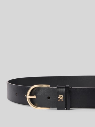 Produktfoto, schwarzer Gürtel aus echtem Rindsleder Modell 'EFFORTLESS 3.0' von Tommy Hilfiger, goldene Dornschließe, glatte Struktur, metallene Logo-Applikation