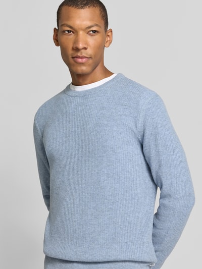 Męski model nosi Pullover aus Woll-Kaschmir-Mix Modell 'Rick' od BRAX, jasnoniebieska melanżowa dzianina, okrągły dekolt, długie rękawy z ściągaczami, widok z przodu, zbliżenie na górną część ciała.