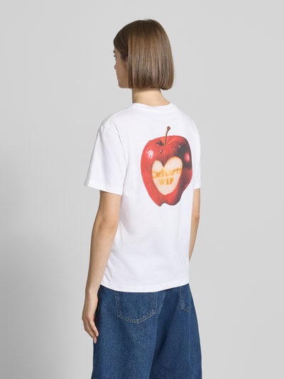 Frauenmodel trägt Damen T-Shirt mit Label-Print Modell 'Spoiled' von Carhartt Work In Progress aus Reine Baumwolle, Gerade, Rückenlänge 58 cm, Ganzkörperansicht Rückansicht.