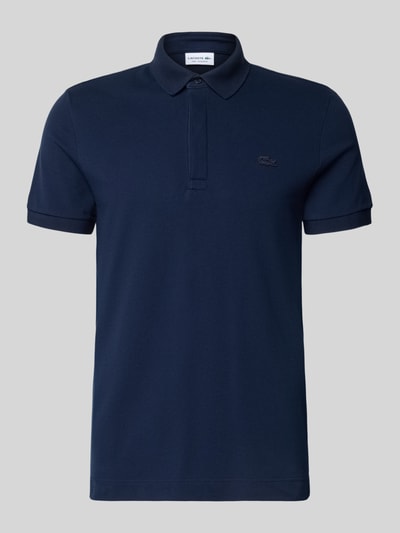 Produktfoto, Regular Fit Poloshirt aus Baumwoll-Mix von Lacoste, kolor granatowy, materiał pique, logo z przodu, krój regular fit, krótki rękaw