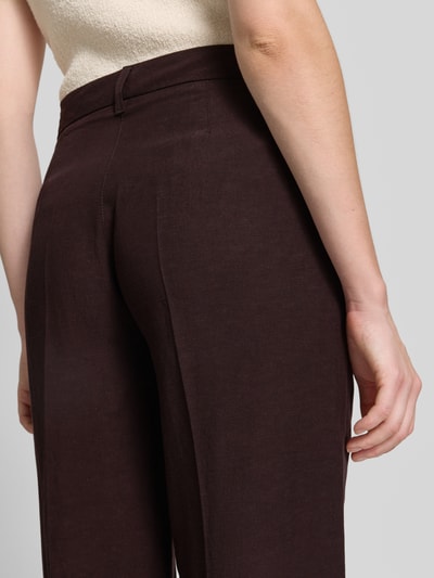 Frauenmodel trägt Stoffhose mit Bügelfalten Modell 'OLESSA' von Raffaello Rossi aus Viskose-Mix mit Leinen-Viskose-Anteil, Nahaufnahme Rückansicht.