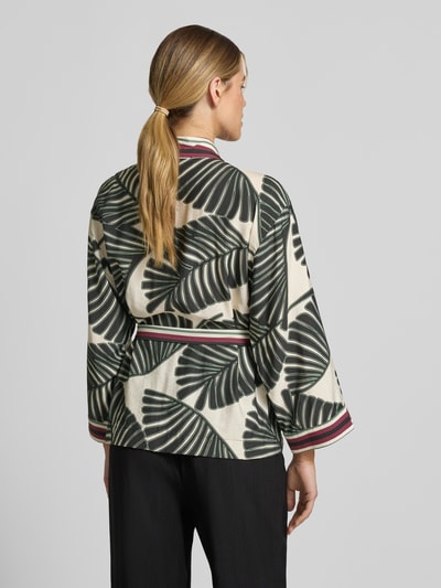 Frauenmodel trägt Kaftan aus Viskose-Mix mit floralem Allover-Print von Christian Berg Woman Selection, Taillierte Passform, Stoffband, Rückansicht Ganzkörperansicht.