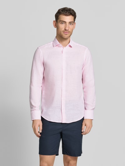 Männermodel trägt Regular Fit Leinenhemd mit Kentkragen von Christian Berg Men in Hellrosa, feine Leinstruktur, Ganzkörperansicht von vorne.