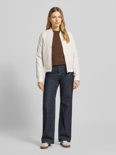 Frauenmodel trägt Regular Fit Jacke mit Stehkragen Modell 'Zaymi' von CARS JEANS, weiß, Eingrifftaschen, Reißverschluss, elastische Abschlüsse, Ganzkörperansicht von vorne. Rückenlänge bei Größe S: 61 cm, Schulterbreite: 41 cm, Brustweite: 39 cm, Ärmellänge: 60 cm.