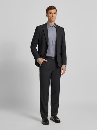 Männermodel trägt Regular Fit Businesshemd aus Baumwolle mit Kentkragen von ETERNA in Blau, Knopfleiste, Brusttasche, Ganzkörperansicht von vorne. Rückenlänge 80 cm, Schulterbreite 49 cm, Ärmellänge 65 cm bei Größe 40.