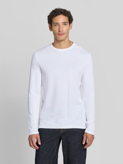 Männermodel trägt Regular Fit Longsleeve aus reiner Baumwolle Modell 'Basic' von Lindbergh in Weiß, Ganzkörperansicht von vorne, Herren Longsleeve, Rundhalsausschnitt, Rückenlänge bei Größe M 73 cm.