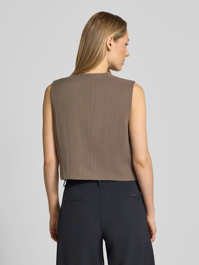 Vrouwenmodel draagt Regular Fit Weste met V-hals van Fynch-Hatton, lyocellmix met viscose, strookzakken, knoopsluiting, ruglengte 45 cm, schouderbreedte 36 cm, borstwijdte 48 cm, kleur taupe, textuur glad, van achteren gefotografeerd, geheel lichaam rugaanzicht.