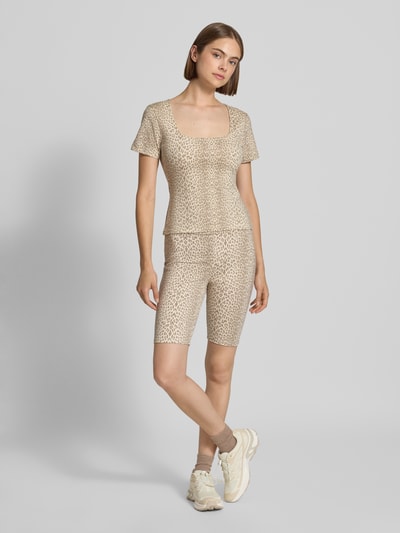 Frauenmodel trägt Slim Fit T-Shirt im Allover-Look Modell 'Kalina' von OH APRIL in Beige mit Karree-Ausschnitt, Lyocell-Elasthan-Mix, Ganzkörperansicht von vorne.